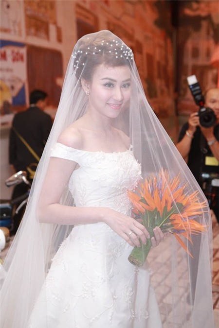 Cận cảnh váy cưới trăm triệu tuyệt đẹp của Ngân Khánh - 1