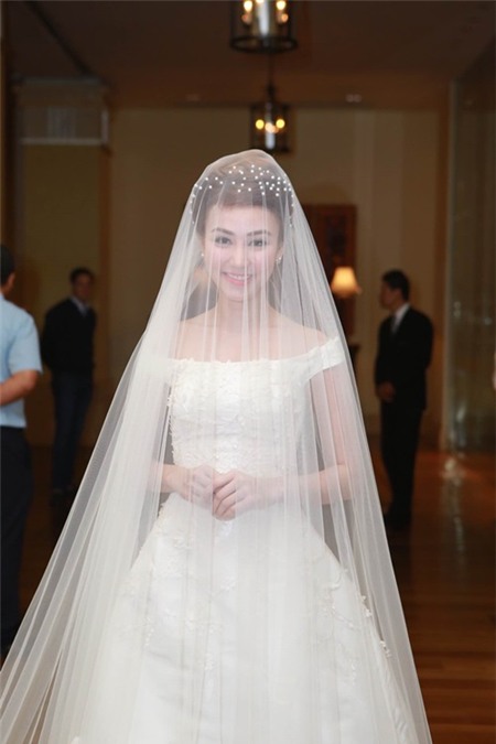 Cận cảnh váy cưới trăm triệu tuyệt đẹp của Ngân Khánh - 2