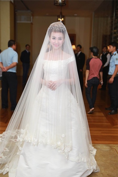 Cận cảnh váy cưới trăm triệu tuyệt đẹp của Ngân Khánh - 3