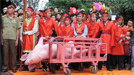 Dân Ném Thượng quyết giữ nghi thức 'khai đao chém ông Ỉn'