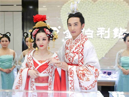 “Lý Trị” dắt “Võ Tắc Thiên” đi mua trang sức Valentine - 4