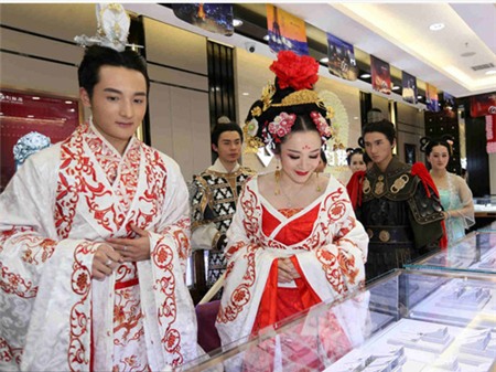 “Lý Trị” dắt “Võ Tắc Thiên” đi mua trang sức Valentine - 1