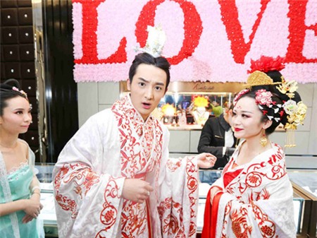 “Lý Trị” dắt “Võ Tắc Thiên” đi mua trang sức Valentine - 2