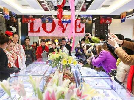 “Lý Trị” dắt “Võ Tắc Thiên” đi mua trang sức Valentine - 3