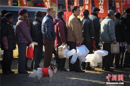 Trung Quốc: Hơn 5.000 người xếp hàng mua nước tương ăn Tết 2