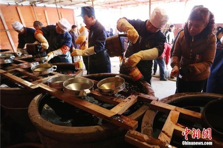 Trung Quốc: Hơn 5.000 người xếp hàng mua nước tương ăn Tết 3