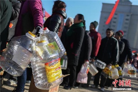 Trung Quốc: Hơn 5.000 người xếp hàng mua nước tương ăn Tết 4