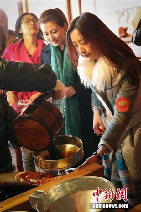 Trung Quốc: Hơn 5.000 người xếp hàng mua nước tương ăn Tết 6