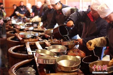 Trung Quốc: Hơn 5.000 người xếp hàng mua nước tương ăn Tết 7