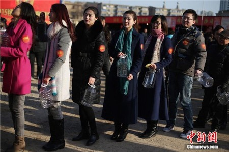 Trung Quốc: Hơn 5.000 người xếp hàng mua nước tương ăn Tết 8