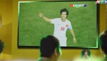 Công Phượng mặc áo đồng phục U19 Việt Nam xuất hiện trong quảng cáo bia. Ảnh: Tiền Phong