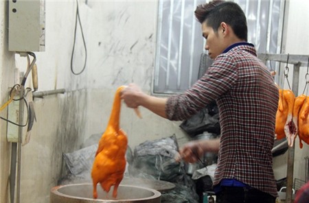 Vịt sống bơm hơi sau đó được tắm màu.