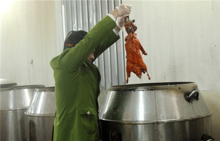 Sau công đoạn nhuộm, vịt được chuyển sang các lò quay.
