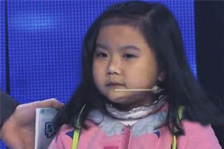 Chỉ có ở Trung Quốc: Cô gái 20 tuổi trông như trẻ lên 7