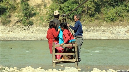 Charaudi và Ghyalchok là hai ngôi làng tọa lạc phía tây của thành phố Kathmandu. Chúng nằm cách nhau khoảng 75 km và chia cách bởi dòng sông Trishuli. Khi muốn di chuyển từ làng này sang làng khác, người dân chỉ có cách duy nhất là ngồi trên những hộp gỗ xiêu vẹo nối với sợi cáp mỏng. 