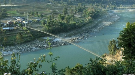 Cho tới nay, chính quyền địa phương đã xây dựng một cây cầu trong khu vực, nhưng nhiều người dân vẫn chọn cách đu trên những sợi cáp cao vì đây là con đường ngắn nhất nối hai làng.
