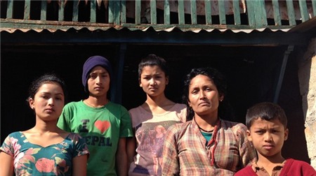 Những người dân làng có lý do chính đáng để yêu cầu chính quyền xây dựng cho họ những cách di chuyển an toàn hơn. Ngày 27/1/2011, 5 người dân làng Ghyalchok đã tử vong vì một sợi dây cáp đứt. 