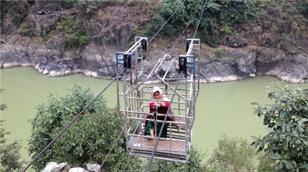 Punmaya Gurung, người dân làng Gordi, nói rằng, cô đã gửi lời thỉnh cầu lên chính phủ Nepal, đề nghị họ xây dựng một cây cầu an toàn cho người dân. Nhưng cho tới nay, Punmaya cũng như người dân đều không nhận phản ứng tích cực nào từ phía giới chức. “Việc bám vào sợi dây sắt đã khiến tay chúng tôi phồng rộp. Thậm chí, nó cắt sâu vào da thịt và gây chảy máu”, Punmaya nói.