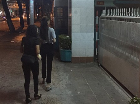 Hồ Ngọc Hà vội vã vào thăm nạn nhân của vụ tai nạn ở sân bay 1