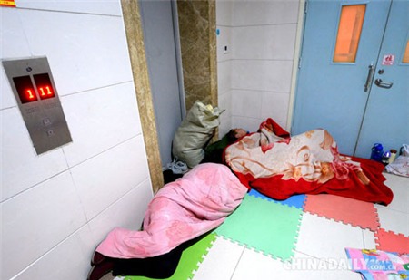 TQ: Trời lạnh, cha mẹ bệnh nhi ngủ la liệt hành lang bệnh viện - 4