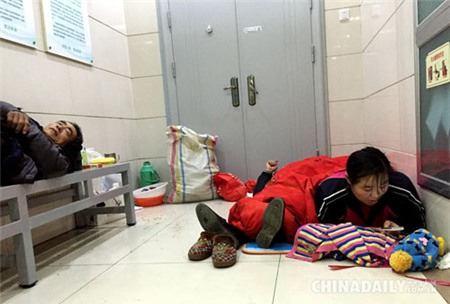 TQ: Trời lạnh, cha mẹ bệnh nhi ngủ la liệt hành lang bệnh viện - 5
