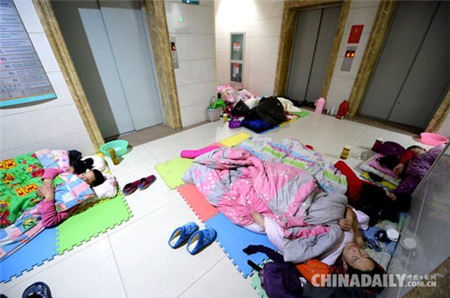 TQ: Trời lạnh, cha mẹ bệnh nhi ngủ la liệt hành lang bệnh viện - 1