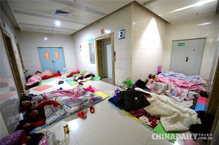 TQ: Trời lạnh, cha mẹ bệnh nhi ngủ la liệt hành lang bệnh viện - 3