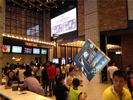 Khán giả đi xem phim Tết tại rạp CGV.