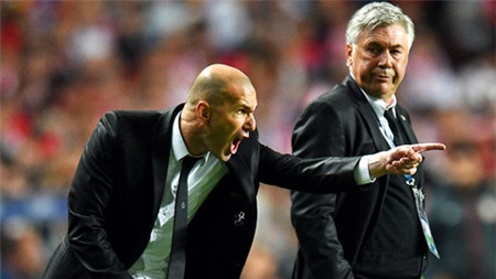Zidane (phải) đang tích lũy kinh nghiệm để sẵn sàng ngồi “ghế nóng” của Ancelotti