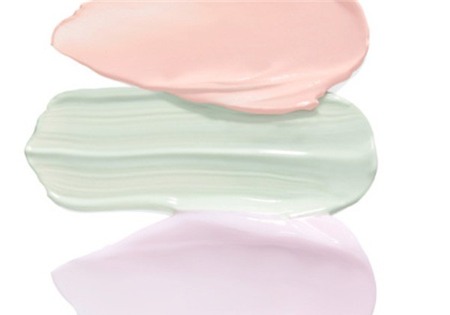 1. Thử kem lót có màu: Nếu da bạn bị xỉn màu, kem lót màu hồng nhẹ có thể giúp da trở nên hồng hào. Tông màu tím hòa cà hay màu hoa tử đinh hương sẽ làm sáng làn da tái xám và màu xanh lá cây nhạt sẽ giúp trung hòa màu sắc ở những vùng da bị tấy đỏ.