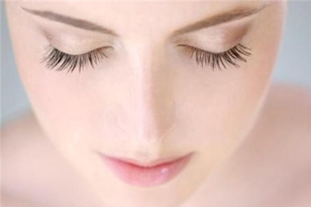 4. Làm dài và dày mi: Để có bờ mi dài và dày hơn, hãy thoa một ít kem lót dành cho lông mi trước khi chải mascara như thông thường. Sản phẩm này sẽ giúp làm dày thêm hàng mi thưa thớt và chứa vitamin E hoặc glycerin có tác dụng dưỡng mi. Bạn chỉ nên chải nhiều nhất là 2 lớp mascara, nếu không lông mi của bạn sẽ rất dễ bị những khối vón cục.