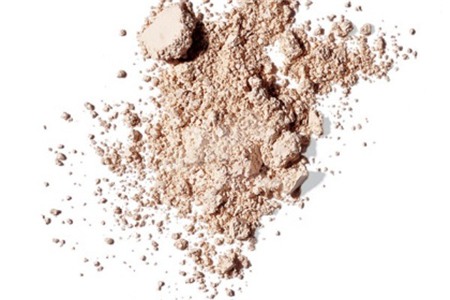 7. Thoa phấn phủ: Khi bắt tay vào trang điểm, hãy làm theo trình tự sau: kem lót, kem nền dạng lỏng hoặc kem dưỡng ẩm có màu, phấn phủ màu nude. Nếu không thêm vào chút phấn phủ ở khâu cuối cùng, thành phần nước trong lớp trang điểm và silicon trong phần lớn các sản phẩm kem lót sẽ bài trừ lẫn nhau. Chỉ cần chạm vào mặt, bạn sẽ nhận thấy cả hai đều rất dễ trôi.