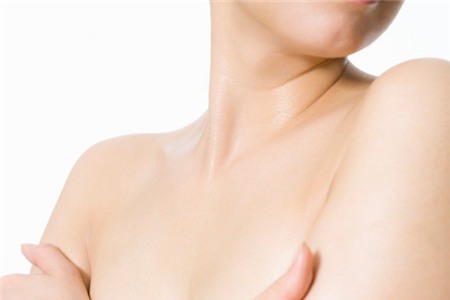 8. Làm mịn vùng ngực và cổ: Ngoài dùng cho mắt, má, môi và lông mày, kem lót còn rất hữu ích khi dùng với các khu vực khác trên cơ thể. Silicon trong kem lót sẽ giúp làm căng các nếp nhăn và làm đều màu lớp trang điểm. Bạn chỉ cần thoa một chút lên vùng cánh tay, cổ và ngực và làn da của bạn trông sẽ tươi trẻ hơn trong suốt cả ngày.