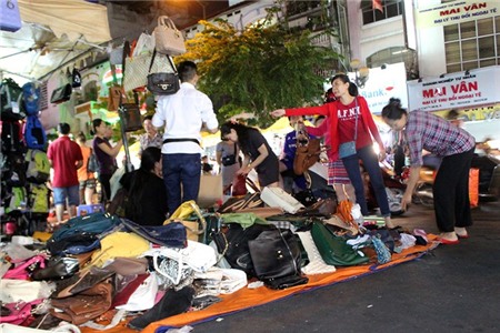 Tranh mua túi xách 100.000 đồng ở chợ Bến Thành đêm 25 Tết