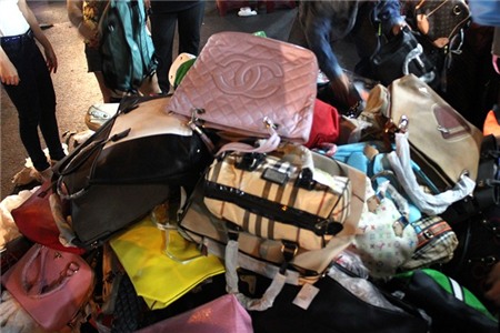 Tranh mua túi xách 100.000 đồng ở chợ Bến Thành đêm 25 Tết