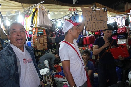 Tranh mua túi xách 100.000 đồng ở chợ Bến Thành đêm 25 Tết