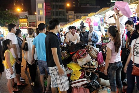 Tranh mua túi xách 100.000 đồng ở chợ Bến Thành đêm 25 Tết