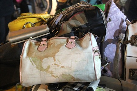 Tranh mua túi xách 100.000 đồng ở chợ Bến Thành đêm 25 Tết