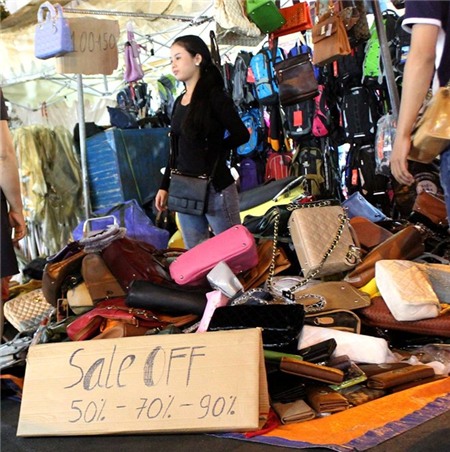 Tranh mua túi xách 100.000 đồng ở chợ Bến Thành đêm 25 Tết