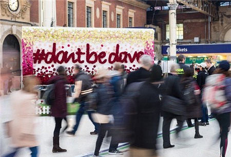 Nam thanh nữ tú tắm chocolate mừng Lễ tình nhân