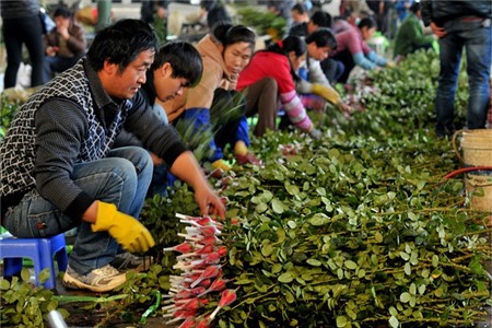 Nam thanh nữ tú tắm chocolate mừng Lễ tình nhân