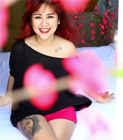 Ngoài hình xăm này, cô còn 6 hình xăm nhỏ trên cơ thể