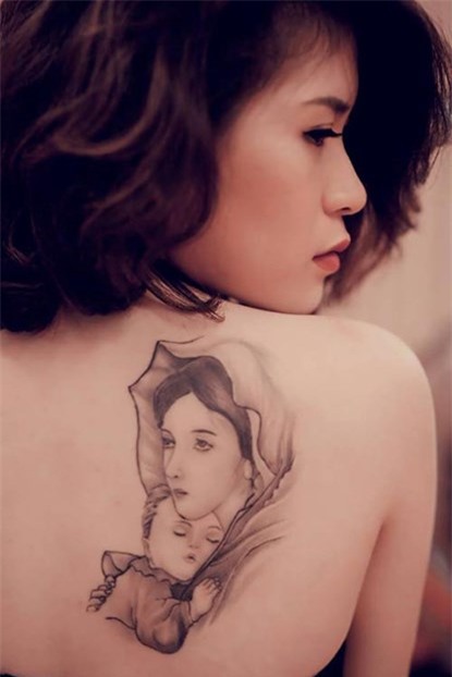 Nhận được tin dữ mẹ mắc bệnh ung thư, cô gái quyết định xăm hình Đức Mẹ để mong mẹ được bình an