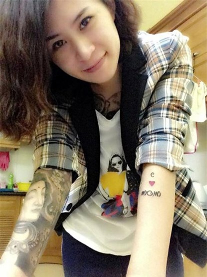 Bức hình chân dung mẹ bên cánh tay phải của cô vẫn còn dang dở