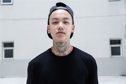 Hình xăm mặt hổ và đôi cánh đại bàng của Hoàng