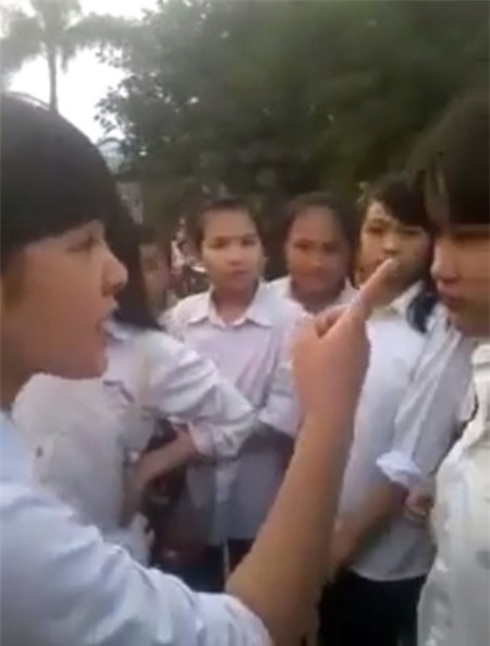 Nhóm nữ sinh cãi vã, văng tục và đánh nhau vẫn còn mặc nguyên áo đồng phục (Ảnh chụp lại từ clip)