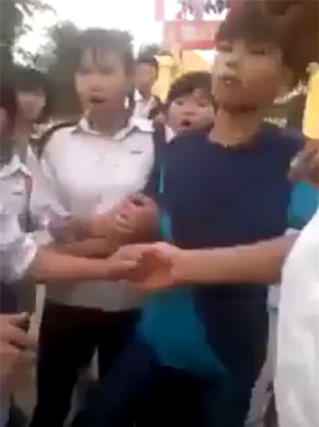 Một nam thanh niên xuất hiện bất ngờ, đạp nữ sinh rớt xuống mương