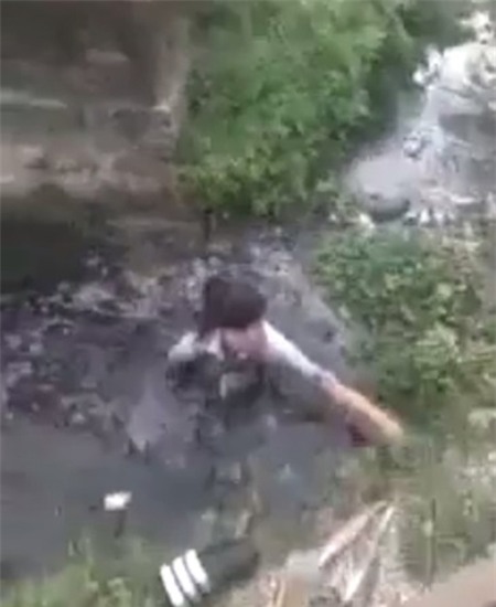 Bờ mương khá cao, rất may nữ sinh này không bị thương tích nặng