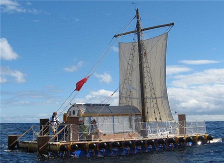 Cụ ông 84 tuổi cùng bạn vượt Đại Tây Dương bằng bè tự chế