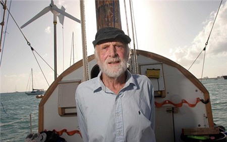 Cụ ông 84 tuổi cùng bạn vượt Đại Tây Dương bằng bè tự chế